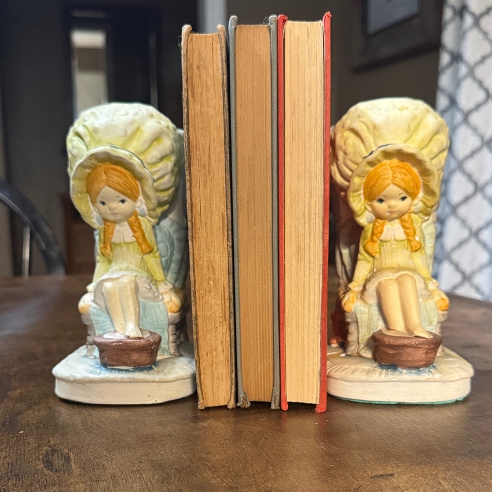 Holiday Fair Little Girl Bookends - Picture 3 of 12